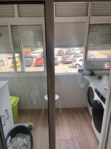 T3 COM 2 CASAS DE. BANHO ,EM EDIFICIO DE EXCELENTE ESTADO, LOCALIZADO EM ZONA COM BASTANTES SERVIÇOS PARA O SEU DIA-A-DIA