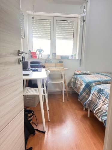 T3 COM 2 CASAS DE. BANHO ,EM EDIFICIO DE EXCELENTE ESTADO, LOCALIZADO EM ZONA COM BASTANTES SERVIÇOS PARA O SEU DIA-A-DIA