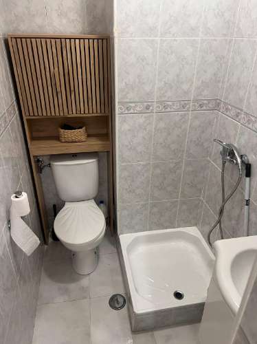 T3 COM 2 CASAS DE. BANHO ,EM EDIFICIO DE EXCELENTE ESTADO, LOCALIZADO EM ZONA COM BASTANTES SERVIÇOS PARA O SEU DIA-A-DIA