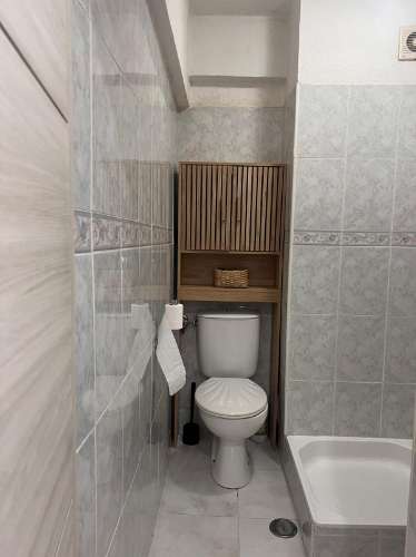 T3 COM 2 CASAS DE. BANHO ,EM EDIFICIO DE EXCELENTE ESTADO, LOCALIZADO EM ZONA COM BASTANTES SERVIÇOS PARA O SEU DIA-A-DIA