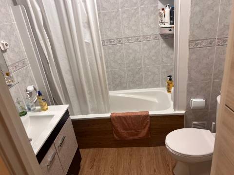 T3 COM 2 CASAS DE. BANHO ,EM EDIFICIO DE EXCELENTE ESTADO, LOCALIZADO EM ZONA COM BASTANTES SERVIÇOS PARA O SEU DIA-A-DIA