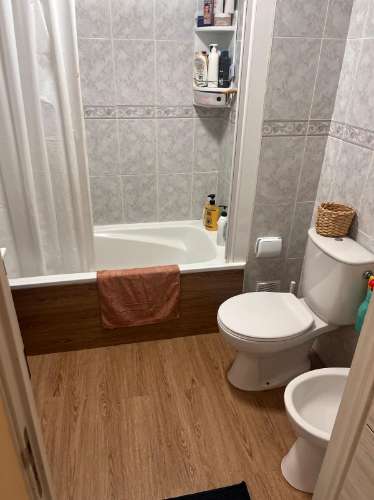 T3 COM 2 CASAS DE. BANHO ,EM EDIFICIO DE EXCELENTE ESTADO, LOCALIZADO EM ZONA COM BASTANTES SERVIÇOS PARA O SEU DIA-A-DIA