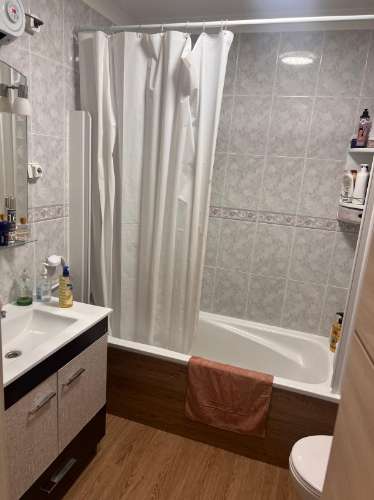 T3 COM 2 CASAS DE. BANHO ,EM EDIFICIO DE EXCELENTE ESTADO, LOCALIZADO EM ZONA COM BASTANTES SERVIÇOS PARA O SEU DIA-A-DIA