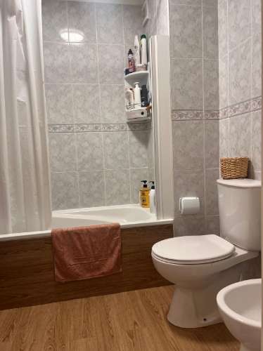 T3 COM 2 CASAS DE. BANHO ,EM EDIFICIO DE EXCELENTE ESTADO, LOCALIZADO EM ZONA COM BASTANTES SERVIÇOS PARA O SEU DIA-A-DIA