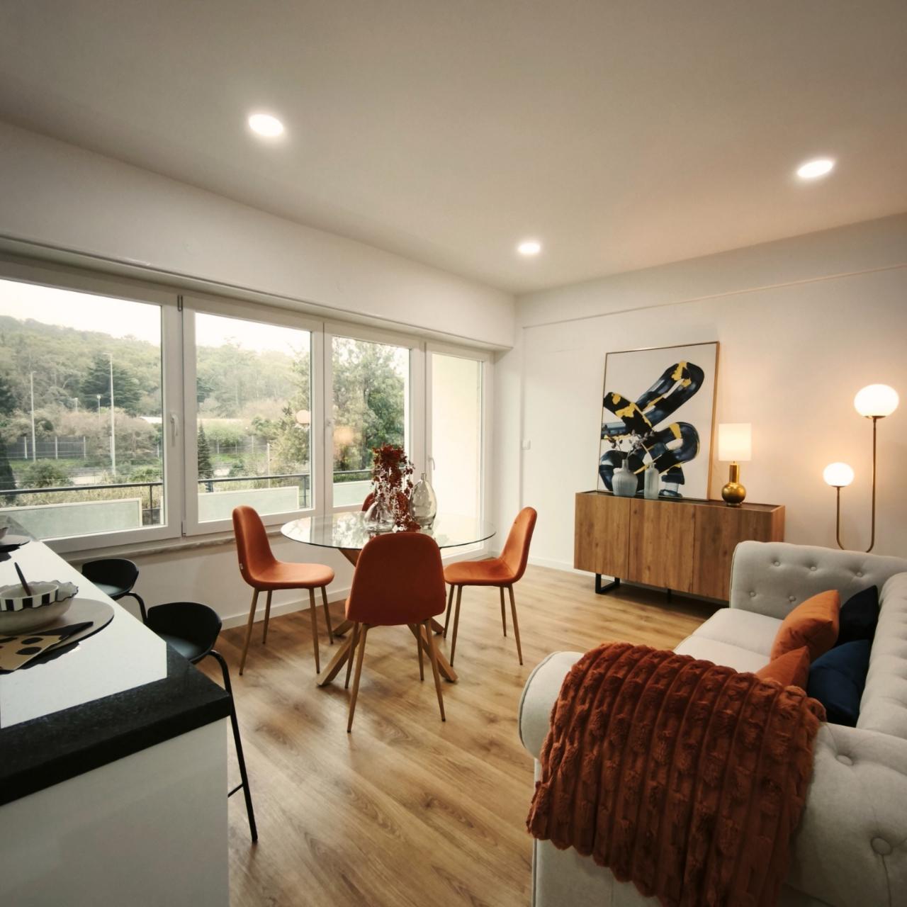 Espaçoso Apartamento de 3 Frentes com Varanda Panorâmica em Benfica a 7 minutos a pé do Centro Comercial Colombo