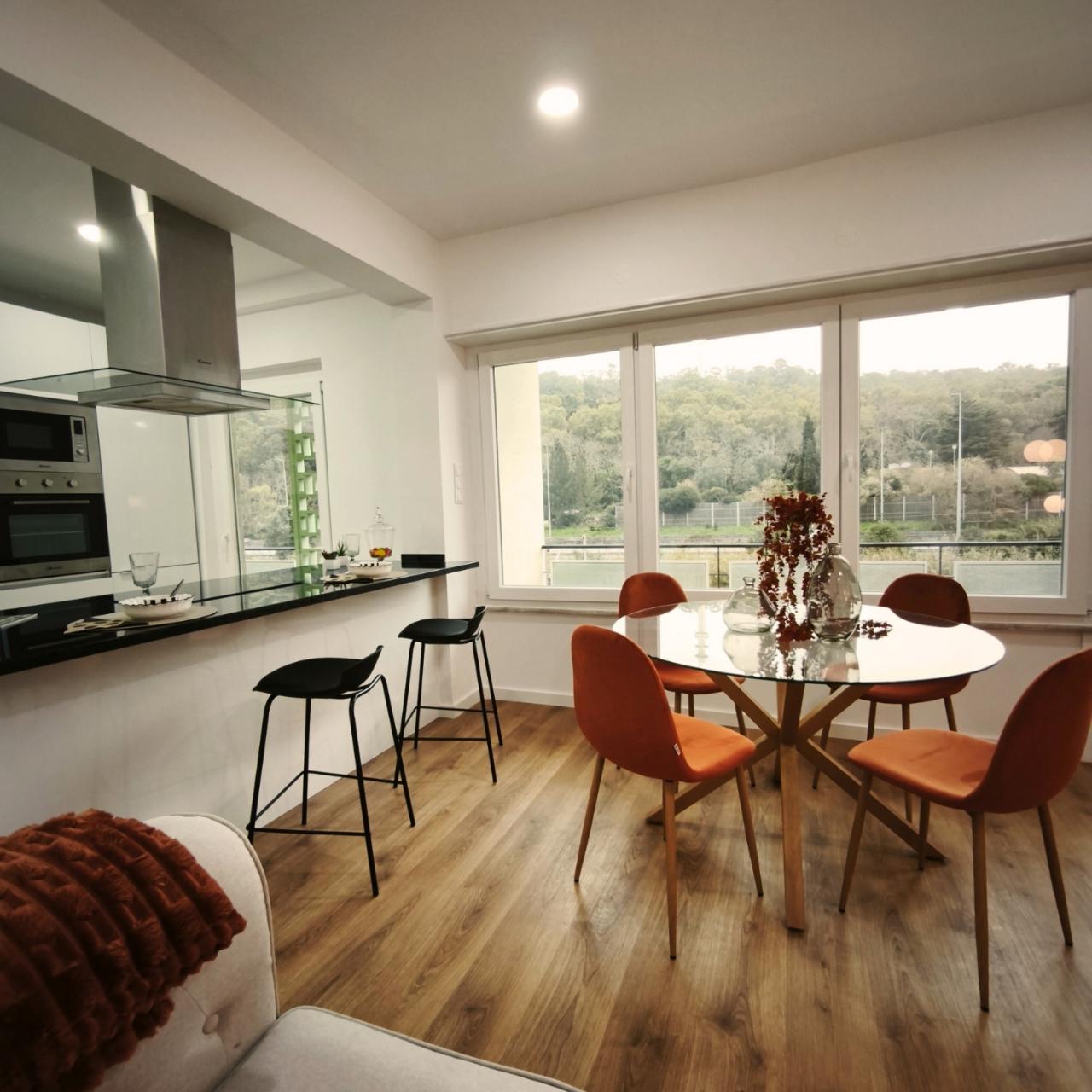 Espaçoso Apartamento de 3 Frentes com Varanda Panorâmica em Benfica a 7 minutos a pé do Centro Comercial Colombo