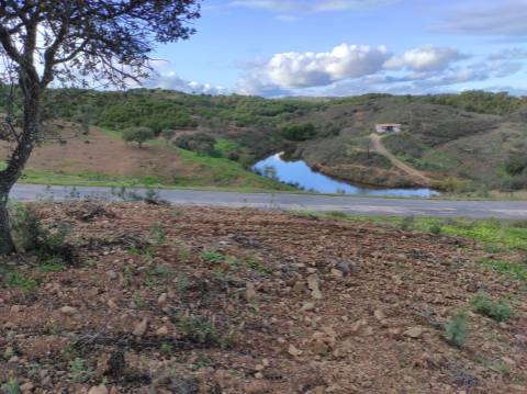 TERRENO COM 55.800 M2 COM POSSIBILIDADE DE CONSTRUÇÃO - ALCARIAS GRANDES - CASTRO MARIM - ALGARVE