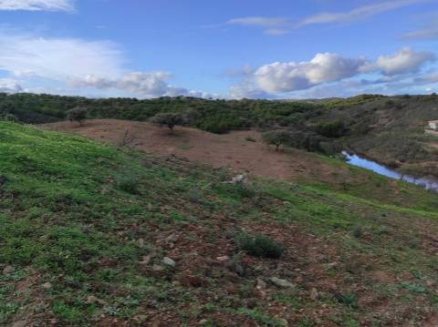 TERRENO COM 55.800 M2 COM POSSIBILIDADE DE CONSTRUÇÃO - ALCARIAS GRANDES - CASTRO MARIM - ALGARVE