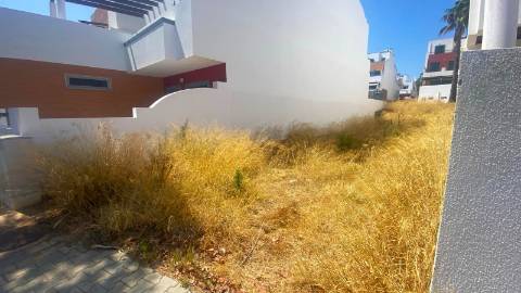 Lote com 115.90 m2 de área total, e 145 m2 de área de construção na Turolhão