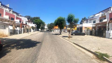 Lote com 115.90 m2 de área total, e 145 m2 de área de construção na Turolhão