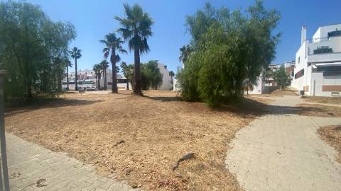 Lote com 115.90 m2 de área total, e 145 m2 de área de construção na Turolhão