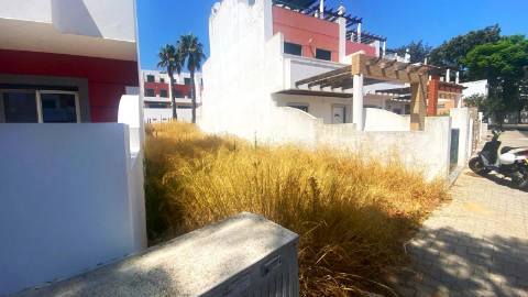 Lote com 115.90 m2 de área total, e 145 m2 de área de construção na Turolhão