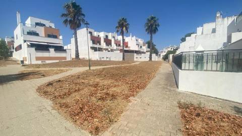 Lote com 115.90 m2 de área total, e 145 m2 de área de construção na Turolhão