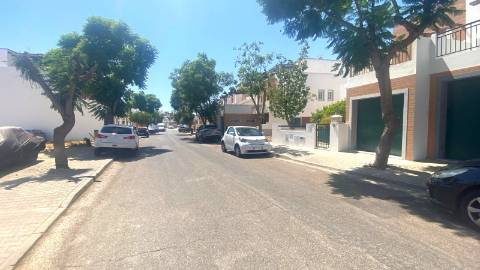 Lote com 115.90 m2 de área total, e 145 m2 de área de construção na Turolhão