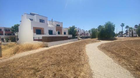 Lote com 115.90 m2 de área total, e 145 m2 de área de construção na Turolhão