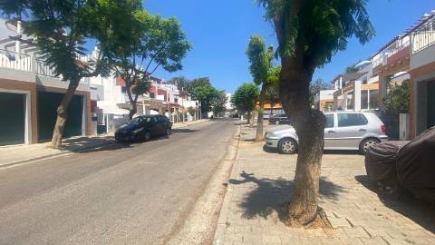 Lote com 115.90 m2 de área total, e 145 m2 de área de construção na Turolhão