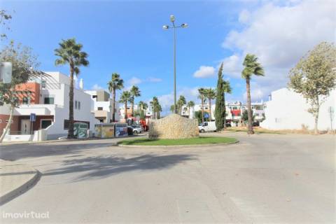 Lote com 115.90 m2 de área total, e 145 m2 de área de construção na Turolhão