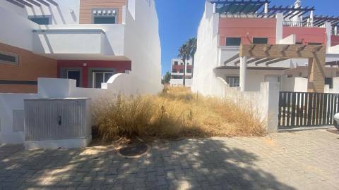 Lote com 115.90 m2 de área total, e 145 m2 de área de construção na Turolhão