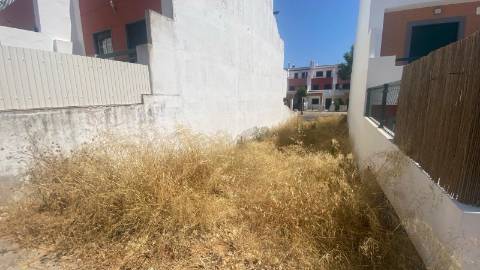 Lote com 115.90 m2 de área total, e 145 m2 de área de construção na Turolhão