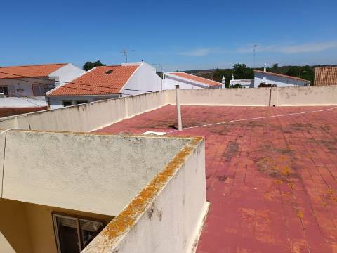 EDIFÍCIO COM TRÊS PISOS - VÁRIAS DIVISÕES - HABITAÇÃO - RESTAURANTE - COMÉRCIO - SERVIÇOS - SÃO BARTOLOMEU DO SUL - CASTRO MARIM