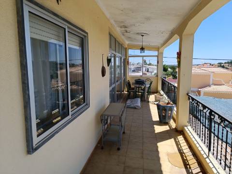 EDIFÍCIO COM TRÊS PISOS - VÁRIAS DIVISÕES - HABITAÇÃO - RESTAURANTE - COMÉRCIO - SERVIÇOS - SÃO BARTOLOMEU DO SUL - CASTRO MARIM