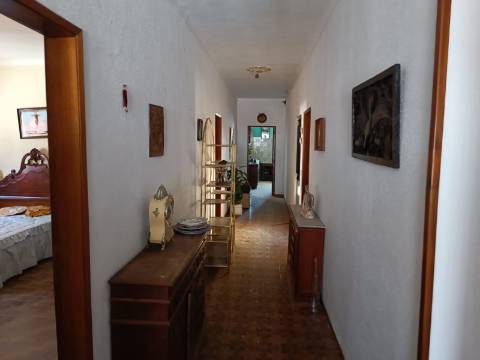 EDIFÍCIO COM TRÊS PISOS - VÁRIAS DIVISÕES - HABITAÇÃO - RESTAURANTE - COMÉRCIO - SERVIÇOS - SÃO BARTOLOMEU DO SUL - CASTRO MARIM