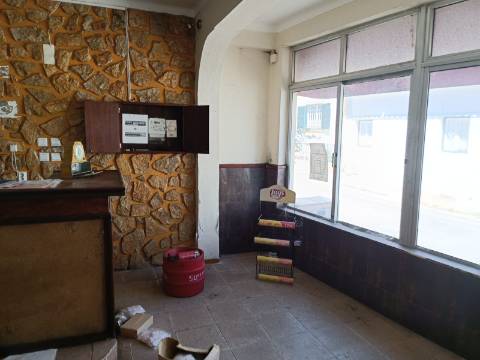 EDIFÍCIO COM TRÊS PISOS - VÁRIAS DIVISÕES - HABITAÇÃO - RESTAURANTE - COMÉRCIO - SERVIÇOS - SÃO BARTOLOMEU DO SUL - CASTRO MARIM