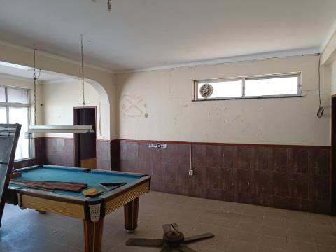 EDIFÍCIO COM TRÊS PISOS - VÁRIAS DIVISÕES - HABITAÇÃO - RESTAURANTE - COMÉRCIO - SERVIÇOS - SÃO BARTOLOMEU DO SUL - CASTRO MARIM