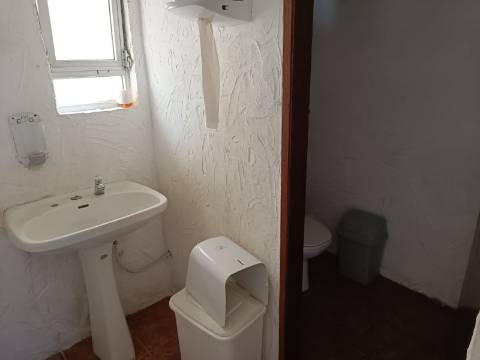 EDIFÍCIO COM TRÊS PISOS - VÁRIAS DIVISÕES - HABITAÇÃO - RESTAURANTE - COMÉRCIO - SERVIÇOS - SÃO BARTOLOMEU DO SUL - CASTRO MARIM