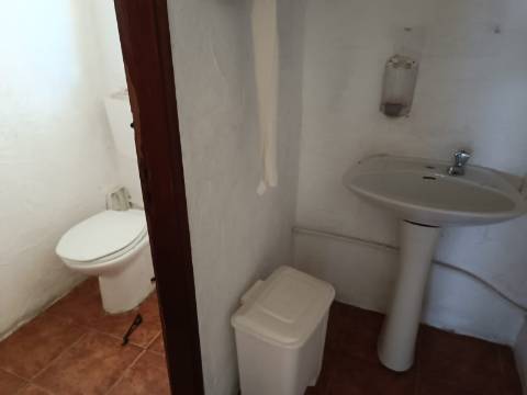 EDIFÍCIO COM TRÊS PISOS - VÁRIAS DIVISÕES - HABITAÇÃO - RESTAURANTE - COMÉRCIO - SERVIÇOS - SÃO BARTOLOMEU DO SUL - CASTRO MARIM