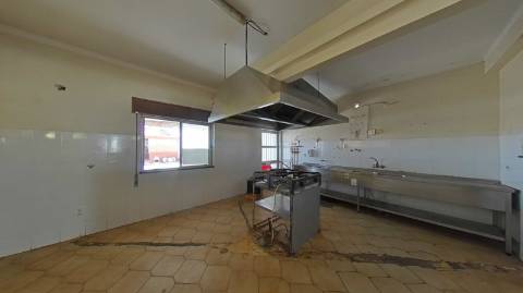 EDIFÍCIO COM TRÊS PISOS - VÁRIAS DIVISÕES - HABITAÇÃO - RESTAURANTE - COMÉRCIO - SERVIÇOS - SÃO BARTOLOMEU DO SUL - CASTRO MARIM