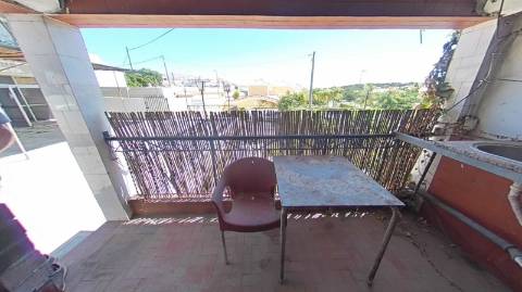 EDIFÍCIO COM TRÊS PISOS - VÁRIAS DIVISÕES - HABITAÇÃO - RESTAURANTE - COMÉRCIO - SERVIÇOS - SÃO BARTOLOMEU DO SUL - CASTRO MARIM