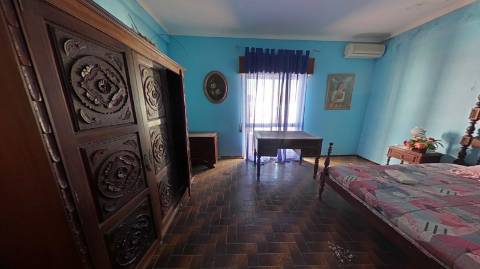 EDIFÍCIO COM TRÊS PISOS - VÁRIAS DIVISÕES - HABITAÇÃO - RESTAURANTE - COMÉRCIO - SERVIÇOS - SÃO BARTOLOMEU DO SUL - CASTRO MARIM