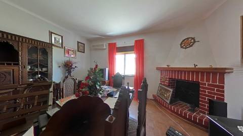 EDIFÍCIO COM TRÊS PISOS - VÁRIAS DIVISÕES - HABITAÇÃO - RESTAURANTE - COMÉRCIO - SERVIÇOS - SÃO BARTOLOMEU DO SUL - CASTRO MARIM