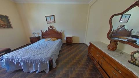 EDIFÍCIO COM TRÊS PISOS - VÁRIAS DIVISÕES - HABITAÇÃO - RESTAURANTE - COMÉRCIO - SERVIÇOS - SÃO BARTOLOMEU DO SUL - CASTRO MARIM