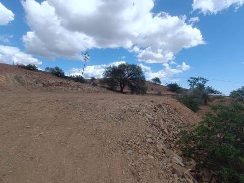 TERRENO RÚSTICO COM 2.920 M2 - ELECTRICIDADE - COM ÁRVORES - MATOS - CASTRO MARIM - ALGARVE