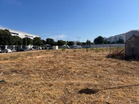 Terreno com 465m2 e 1609m2 para construção de 15 apartamentos + 1 loja, no centro de loule