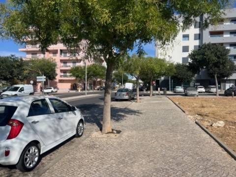 Terreno com 465m2 e 1609m2 para construção de 15 apartamentos + 1 loja, no centro de loule