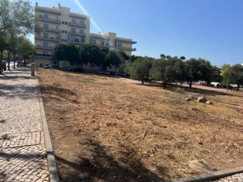 Terreno com 465m2 e 1609m2 para construção de 15 apartamentos + 1 loja, no centro de loule