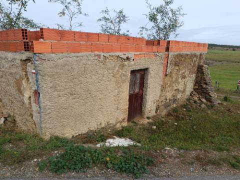 MORADIA TÍPICA ISOLADA COM 215 M2 EM ALVES - SANTANA DE CAMBAS - MÉRTOLA - BAIXO ALENTEJO