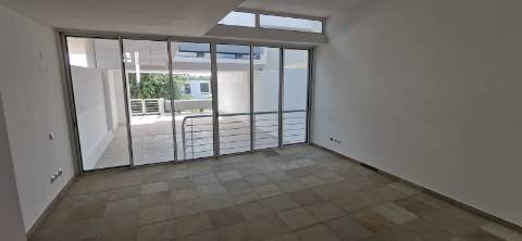 Moradia totalmente renovada com muita luz natural devido á sua original arquitetura no Carvoeiro!!!