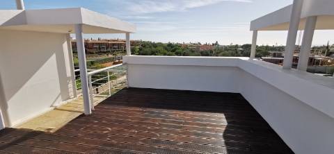 Moradia totalmente renovada com muita luz natural devido á sua original arquitetura no Carvoeiro!!!