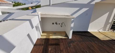 Moradia totalmente renovada com muita luz natural devido á sua original arquitetura no Carvoeiro!!!