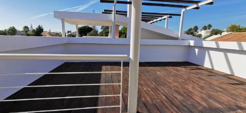 Moradia totalmente renovada com muita luz natural devido á sua original arquitetura no Carvoeiro!!!