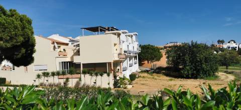 Moradia totalmente renovada com muita luz natural devido á sua original arquitetura no Carvoeiro!!!