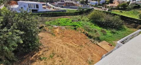 Moradia totalmente renovada com muita luz natural devido á sua original arquitetura no Carvoeiro!!!