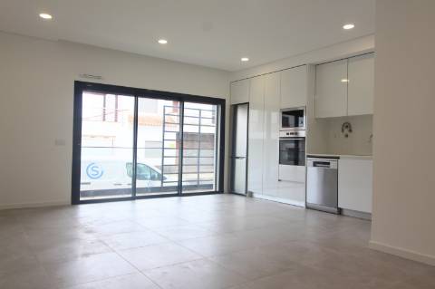 Apartamento T2 no Rés-do-Chão, a 2 minutos da marginal de Cabanas