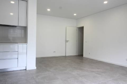Apartamento T2 no Rés-do-Chão, a 2 minutos da marginal de Cabanas