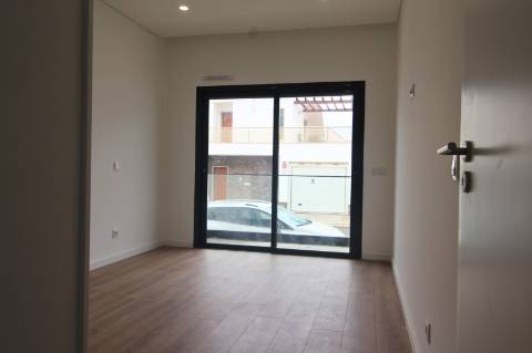 Apartamento T2 no Rés-do-Chão, a 2 minutos da marginal de Cabanas