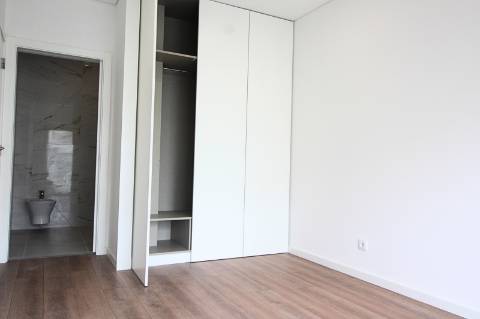 Apartamento T2 no Rés-do-Chão, a 2 minutos da marginal de Cabanas